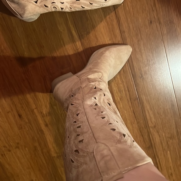 Boots - Picture 6 of 7